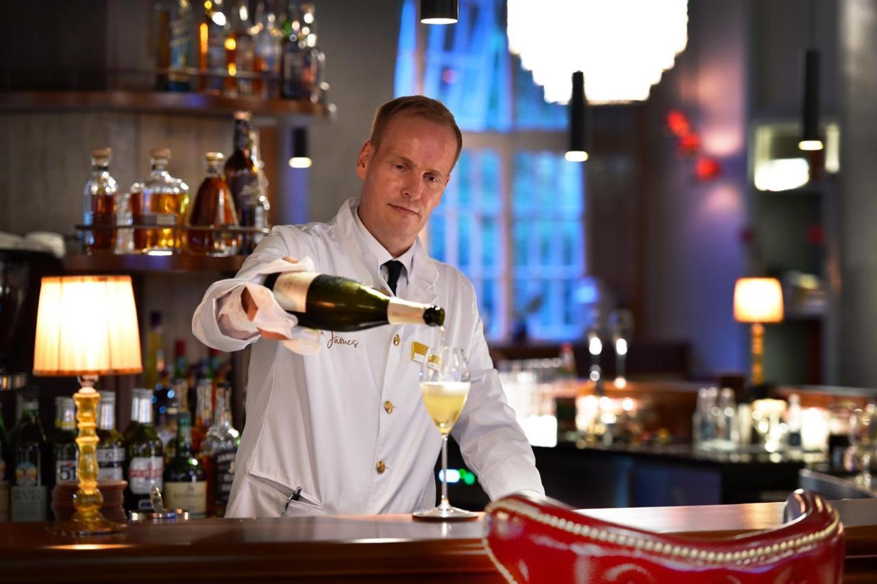 Das James Фленсбург Экстерьер фото A bartender at work